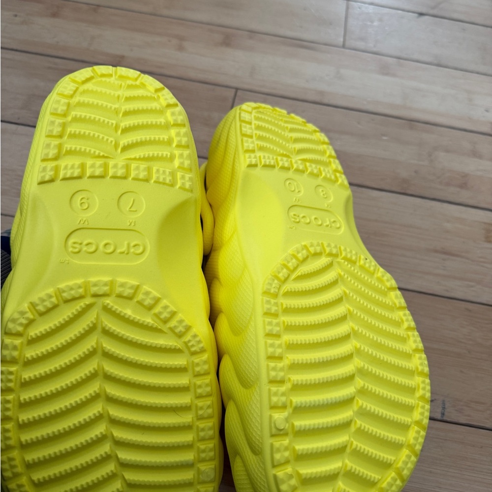 NWT Crocs Classic Lined Overpuff Clogs Lemon Yellow M7/W9 - Picture 7 of 7